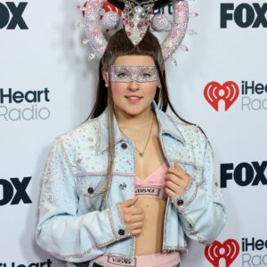 Read more about the article JoJo Siwa Explains Her Massive Headpiece at iHeartRadio Music Awards