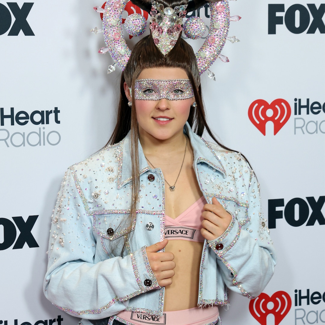 You are currently viewing JoJo Siwa Explains Her Massive Headpiece at iHeartRadio Music Awards