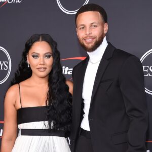 Read more about the article How Stephen and Ayesha Curry Make Their Enviable Marriage Work