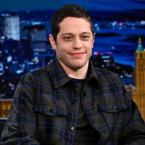 Read more about the article Pete Davidson Kisses New Girlfriend After Madelyn Cline Breakup