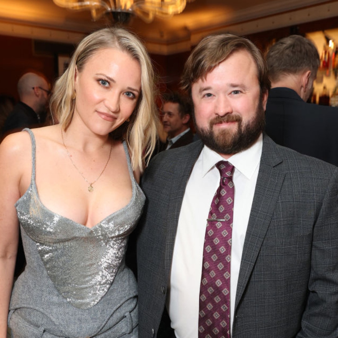 You are currently viewing Emily Osment Gets Support From Brother Haley Joel Osment After Divorce