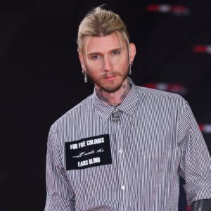 Read more about the article Machine Gun Kelly Slams Critic for “Random Hate Narrative” About Him