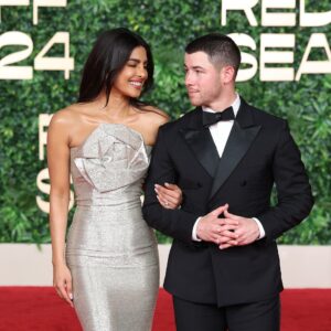 Read more about the article How Priyanka Chopra Is Supporting Nick Jonas’ Broadway Return