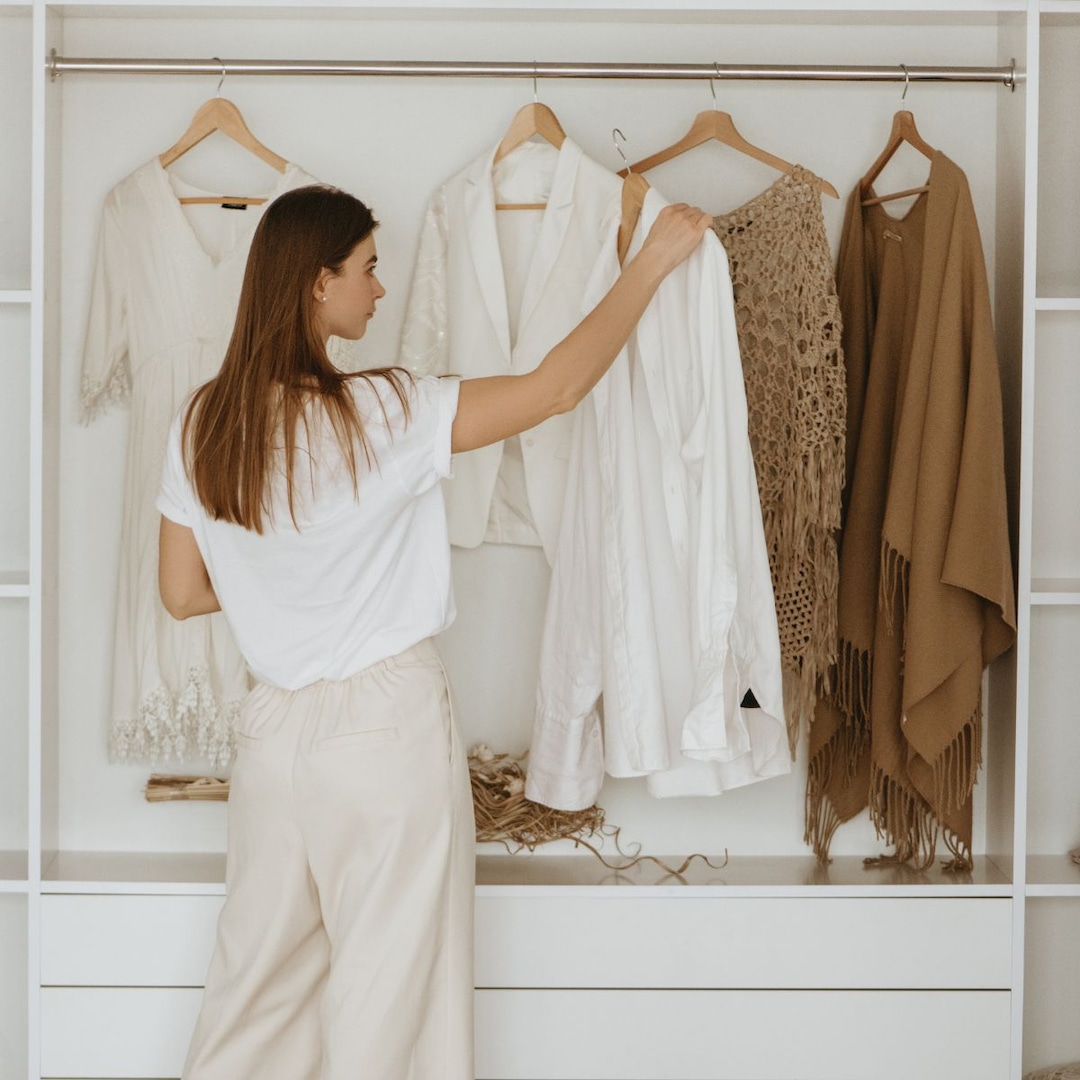 You are currently viewing How To Build a Capsule Wardrobe, According to a Stylist