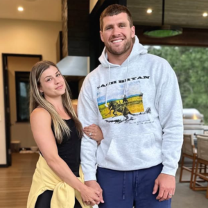 Read more about the article Pittsburgh Steelers’ T.J. Watt and Wife Dani Watt Welcome First Baby